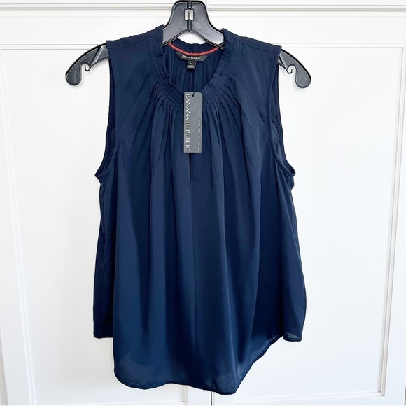 New! Banana Republic Navy Pleated Neck Blouse Sleeveless Career Medium - Picture 1 of 11